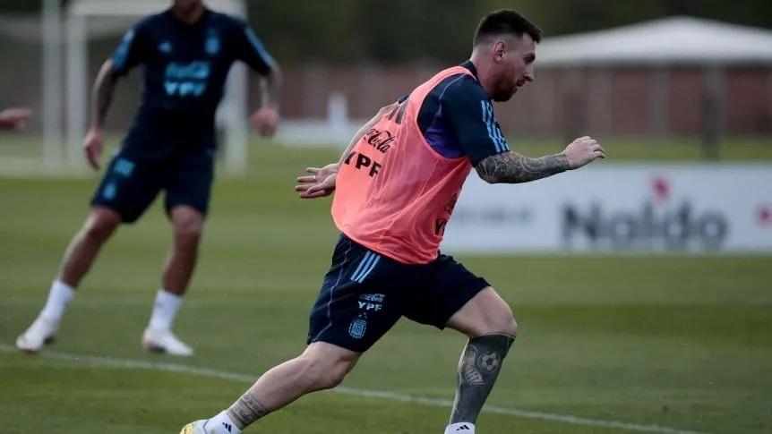 Messi trabajó a la par y va a jugar: el plan de la Selección Argentina ante Paraguay.