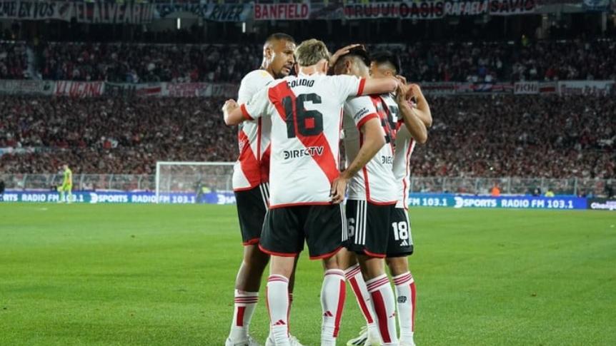 River Plate goleó a Independiente en el Más Monumental y recuperó el liderazgo.