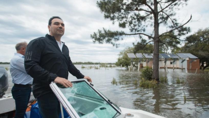 Valdés recorrió las zonas afectadas por la creciente del río.