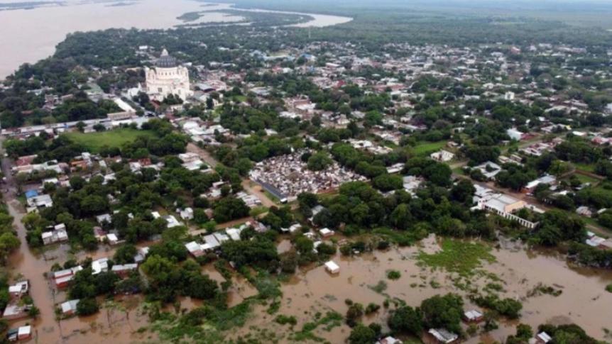 El Paraná da un respiro pero en Itatí todo un barrio sigue bajo agua con miles evacuados.