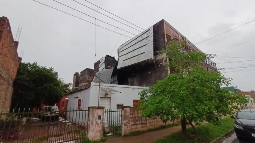 Fuerte tormenta en Corrientes: temporal causó la voladura de los techos de varios departamentos.