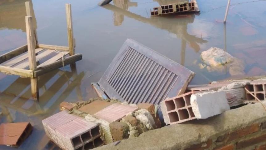 Corrientes: el Paraná arrasó una vivienda y una familia no tiene donde vivir.