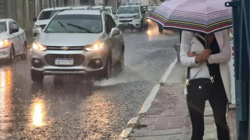 La térmica llegó a los 50 grados en Corrientes y rige un alerta amarillo por lluvias.