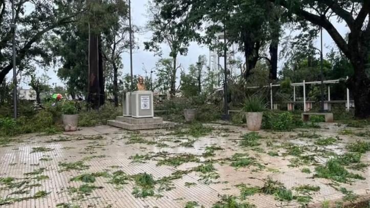 Un tornado en Bella Vista voló hasta la estatua de la ciudad.