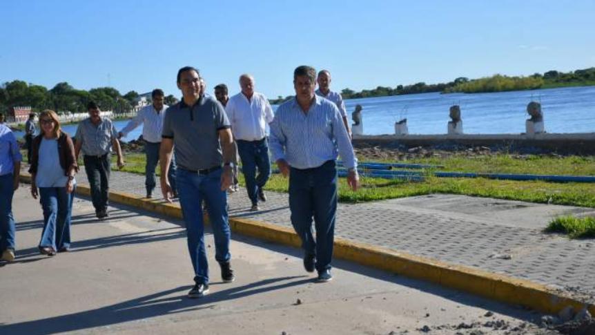 Esquina: Valdés recorrió la Costanera afectada por las lluvias.