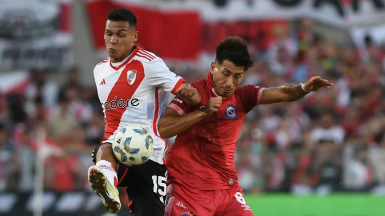 Con dos golazos, River y Argentinos empataron en el debut por la Copa de la Liga.