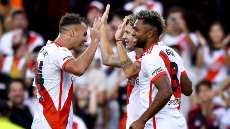 Exhibición, goleada y punta para River ante Vélez.