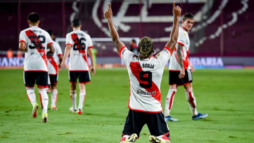 River va por el primer paso ante Excursionistas.